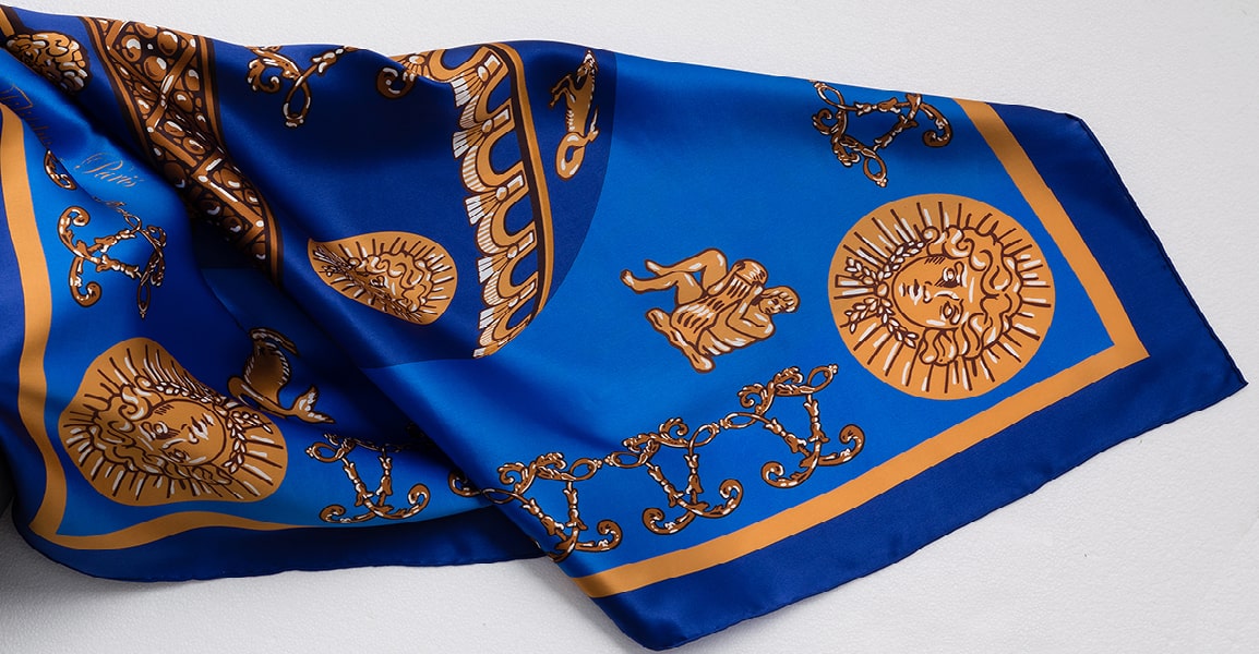 Carré de soie bleu et or signé Lorenza Di Filippo